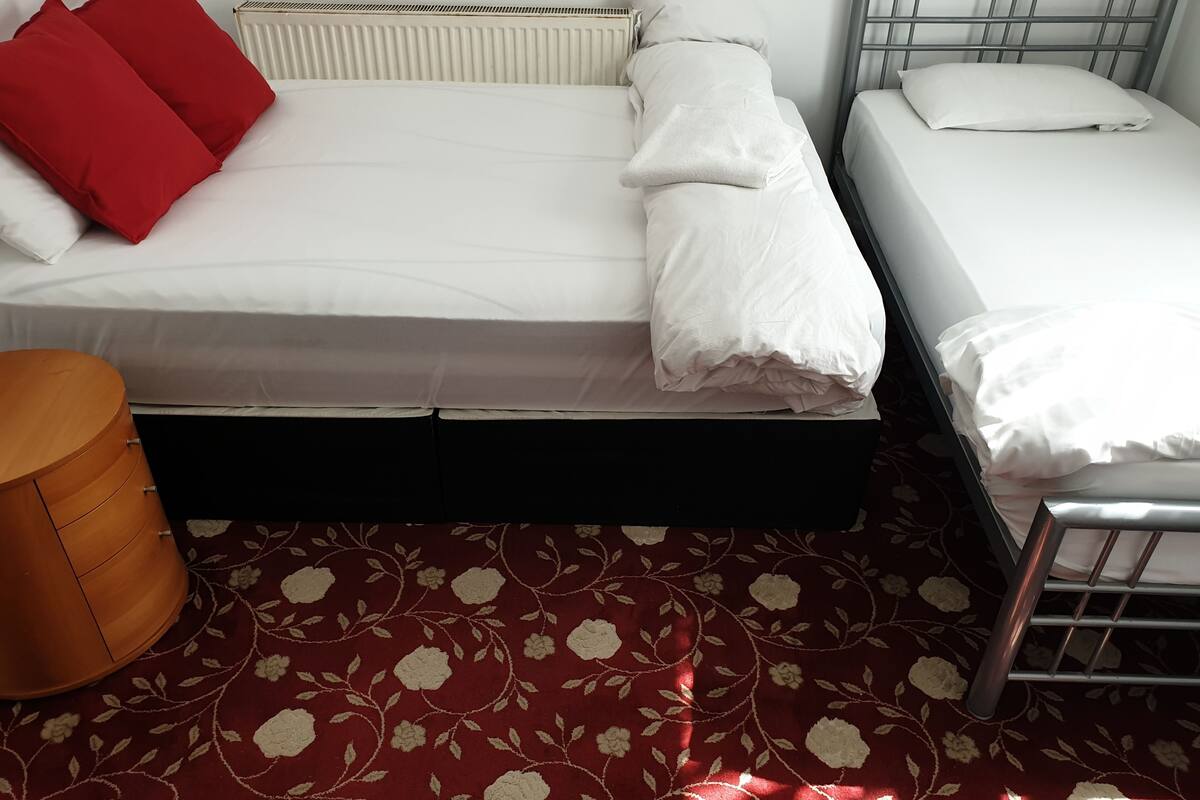 Kolmen hengen huone, jaettu kylpyhuone (room 0) | Ilmainen Wi-Fi, vuodevaatteet