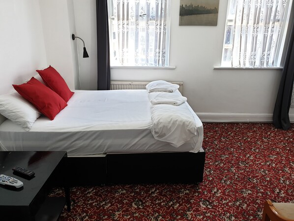 Double Room, Private Bathroom (Suite 2) | Free WiFi, bed sheets - The Room Guest (London)
