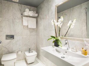 Kombinert dusj/badekar, hårføner, håndklær og sjampo