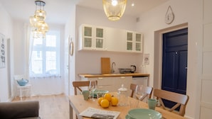 Apartamento luxo, 2 quartos, para não fumantes, cozinha americana | Cozinha americana privada | Cafeteira/chaleira, geladeira, cooktop, chaleira elétrica