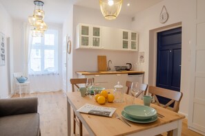 Deluxe Apartment, 2 Bedrooms, Non Smoking, Kitchenette | Private kitchenette | Fridge, stovetop, coffee/tea maker, electric kettle - Apartamenty Hornigold Katowice- Nikiszowiec (Katowice)