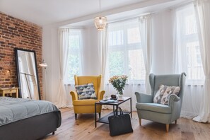 Departamento Deluxe, 2 habitaciones, para no fumadores, cocineta | Decoración personalizada, escritorio y espacio para trabajar con laptop 