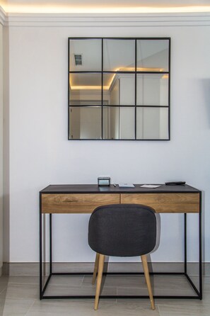 Suíte standard, 1 cama Queen | Individualmente decorados, individualmente mobiliados
