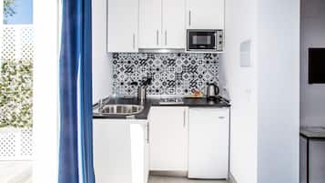 Premier suite, meerdere bedden | Privékitchenette | Een magnetron, een koffiezetapparaat/waterkoker, een waterkoker