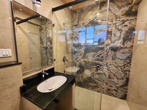 Suite familiar | Baño | Artículos de higiene personal gratuitos, zapatillas y toallas