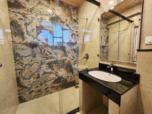 Premium Deluxe Room | Bathroom | Free toiletries, slippers, towels - Hotel Pineview Shimla (Shimla)