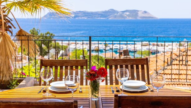 A table set for two with a view of the sea and mountains in the background. - Hotel Luna Kas (Kas)