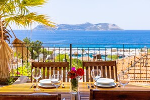 A table set for two with a view of the sea and mountains in the background. - Hotel Luna Kas (Kas)