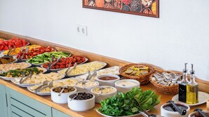 A buffet with various food items and condiments. - Hotel Luna Kas (Kas)