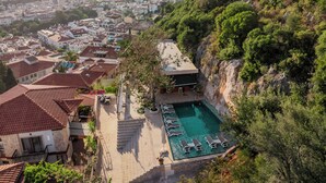 A hillside hotel with a swimming pool, terraced rooms, and a view of the town and mountains. - Hotel Luna Kas (Kas)