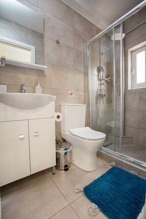 Deluxe-Zimmer, Stadtblick (6) | Badezimmer | Dusche, Designer-Toilettenartikel, Haartrockner, Bademäntel