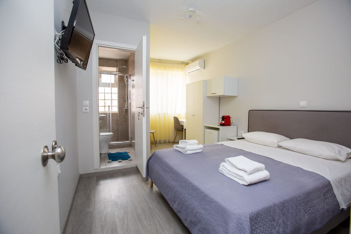 Camera Standard, vista città (5) | 1 camera, biancheria da letto di alta qualità, una scrivania