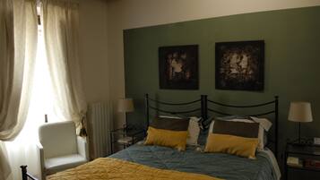Doppel- oder Zweibettzimmer | Schreibtisch, kostenlose Babybetten, kostenloses WLAN, Bettwäsche