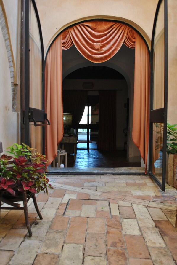 Interior entrance - Palazzo Bonfranceschi (Belforte del Chienti)
