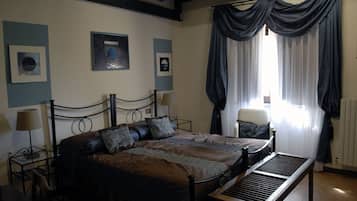 Doppel- oder Zweibettzimmer | Schreibtisch, kostenlose Babybetten, kostenloses WLAN, Bettwäsche