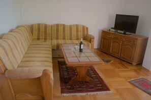 Apartment, Meerblick | Wohnbereich | Flachbildfernseher