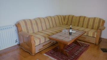 Apartment, Meerblick | Wohnbereich | Flachbildfernseher