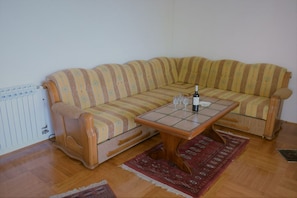 Apartment, Meerblick | Wohnbereich | Flachbildfernseher