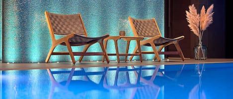 Indoor pool, sun loungers