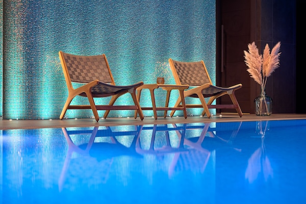 Inomhuspool och solstolar