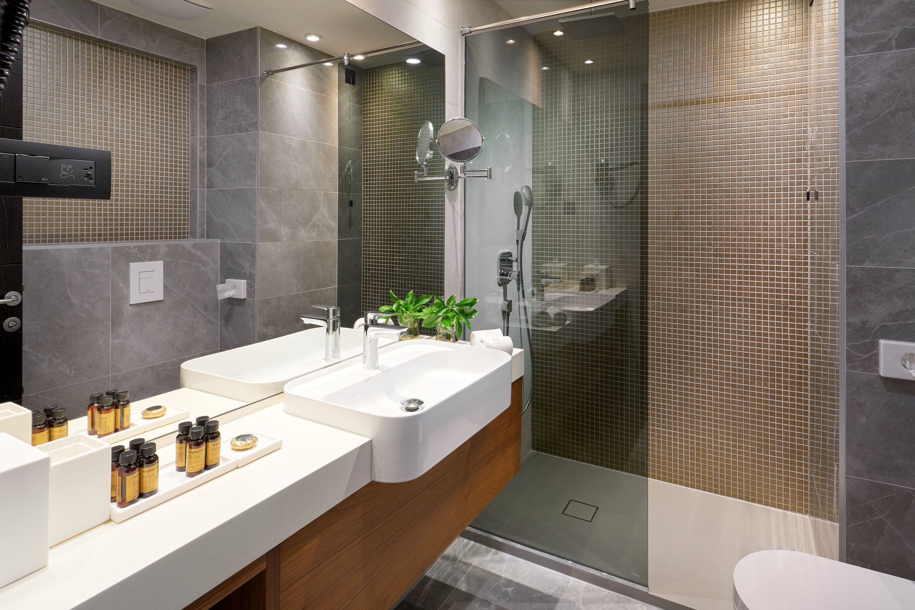 standard double or twin room, balcony, city view | bathroom | shower, free toiletries, hair dryer, bathrobes