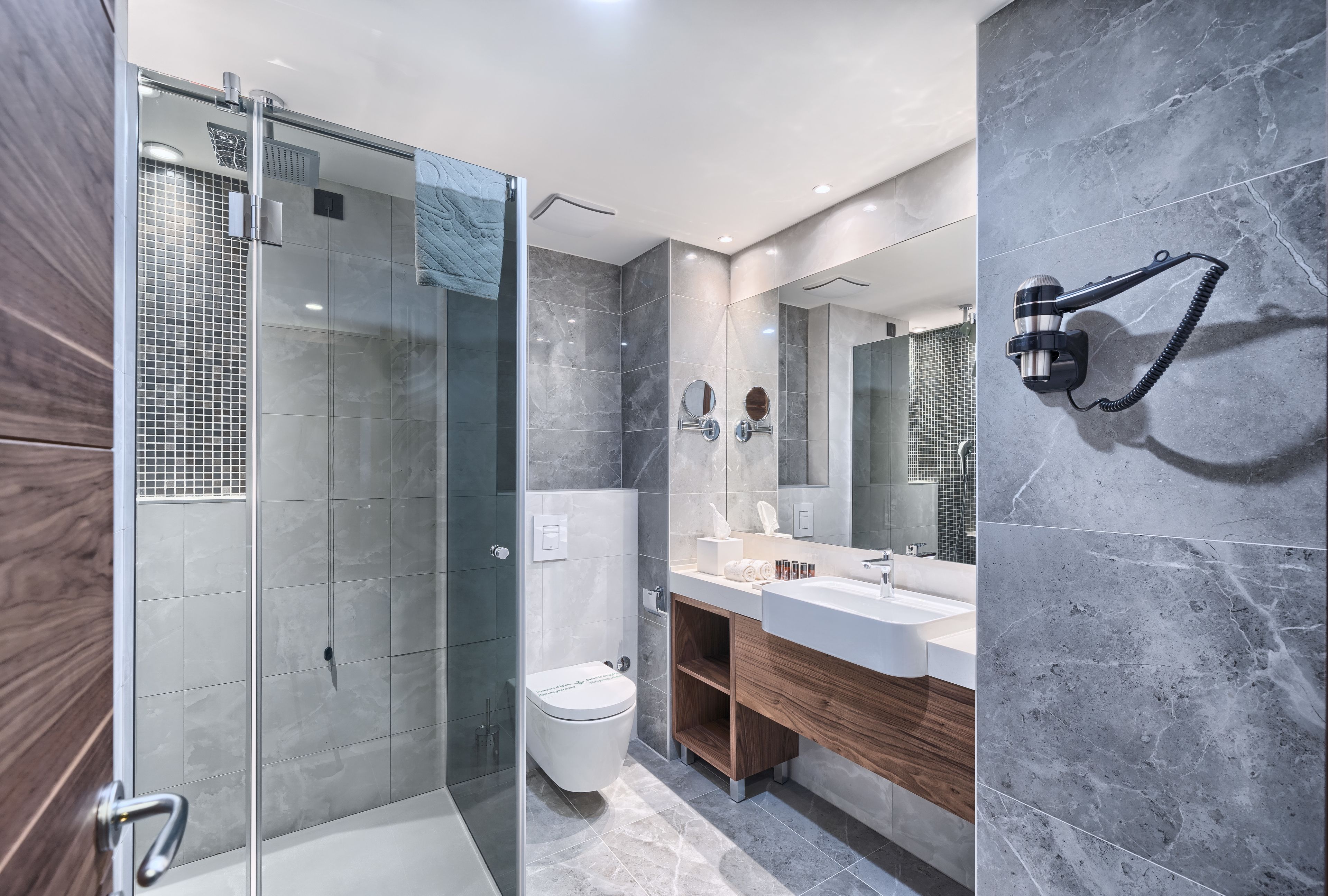 standard double room, garden view | bathroom | shower, free toiletries, hair dryer, bathrobes