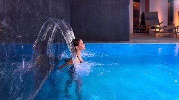 Piscina interna, espreguiçadeiras