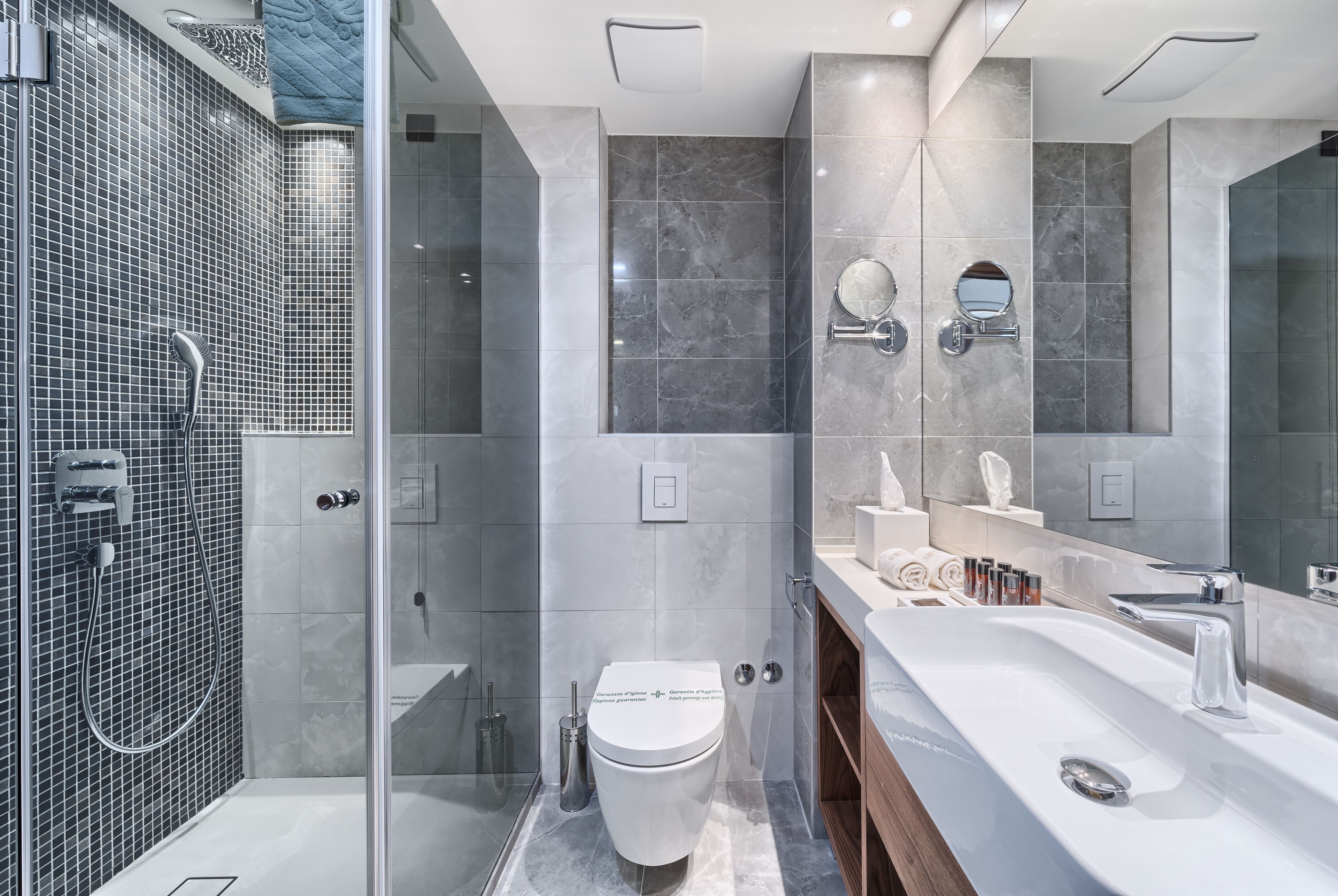 standard double or twin room, balcony, city view | bathroom | shower, free toiletries, hair dryer, bathrobes