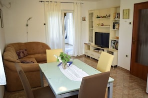 Apartament clàssic | Zona de menjador de l'habitació