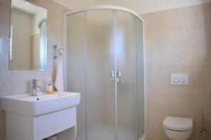 Appartement Classique | Salle de bain | Douche, serviettes fournies, savon, shampoing
