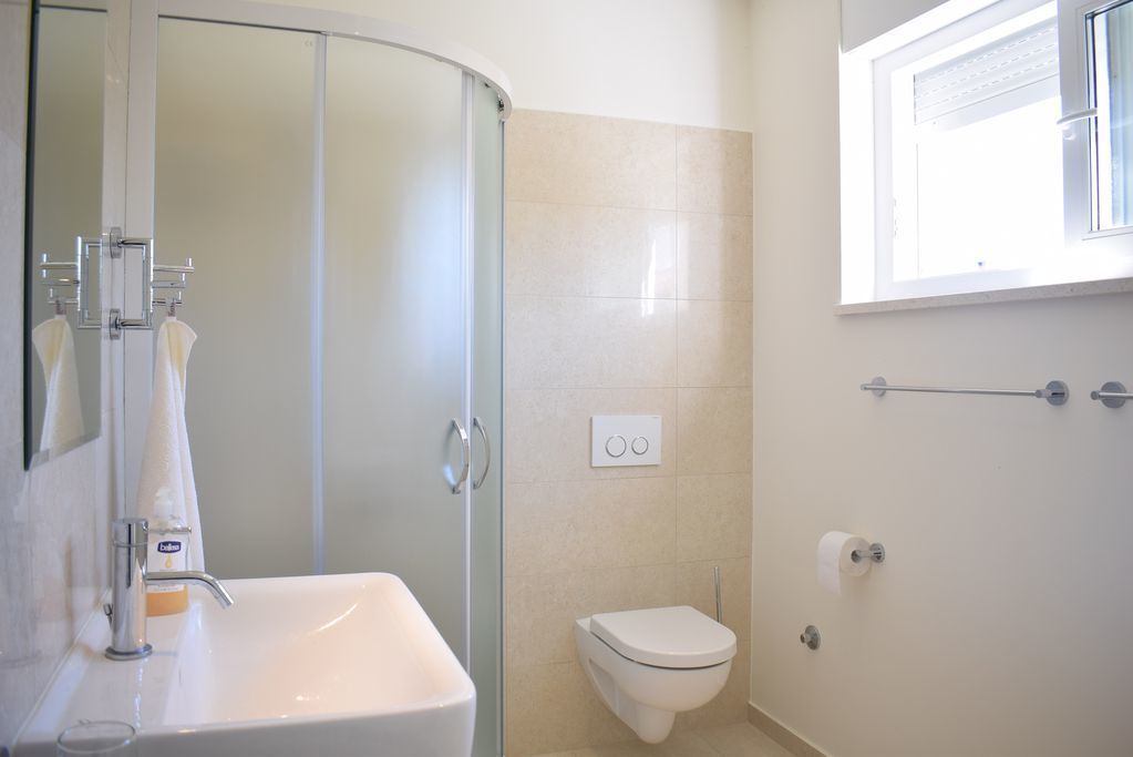 Departamento clásico | Baño | Regadera, toallas, jabón, shampoo 