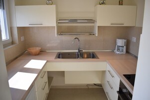 经典公寓 | 私人厨房 | 大冰箱、微波炉、烤箱、炉灶