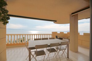 Outdoor dining - Penthouse in first line of the Mar Menor. Impressive views. (La Manga del Mar Menor)