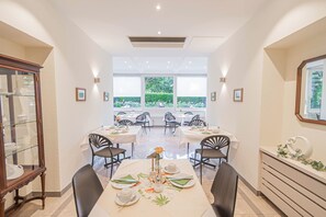 TĂ€gliches FrĂŒhstĂŒcksbuffet (19 EUR pro Person)