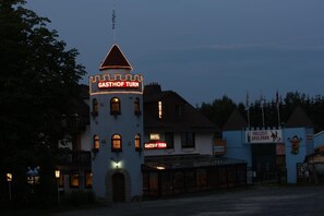 A building with a tower labeled "GASTHOF TURM" and a sign for a hotel. - Gasthof Turm (Schoenwald)