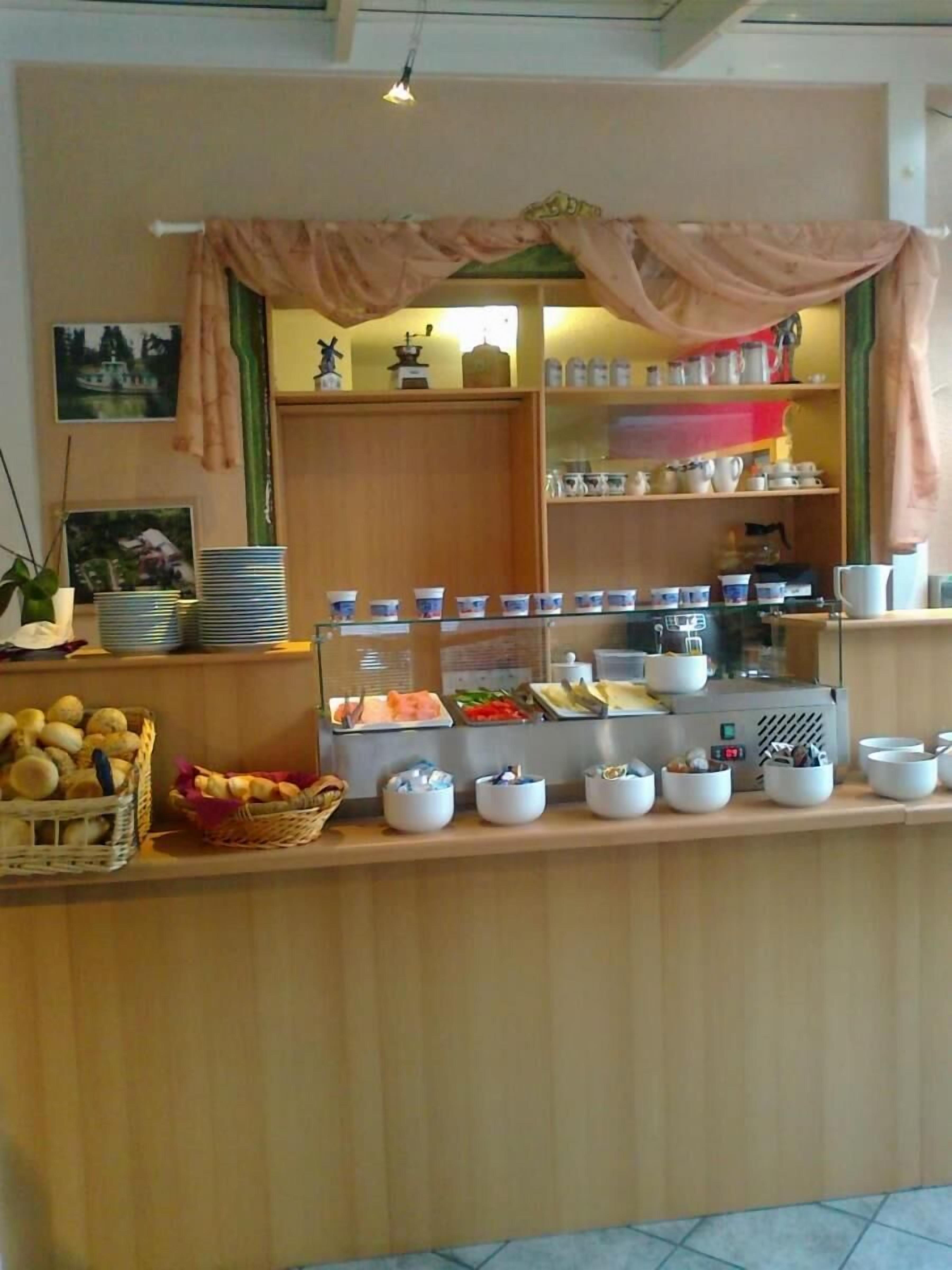 Un área de bufé con diferentes alimentos y utensilios.