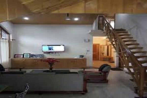 Lobby sitting area - Sky Way Manali by Royal Collection (Manali)