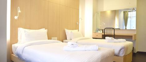 Escritorio, espacio para trabajar con laptop y wifi gratis