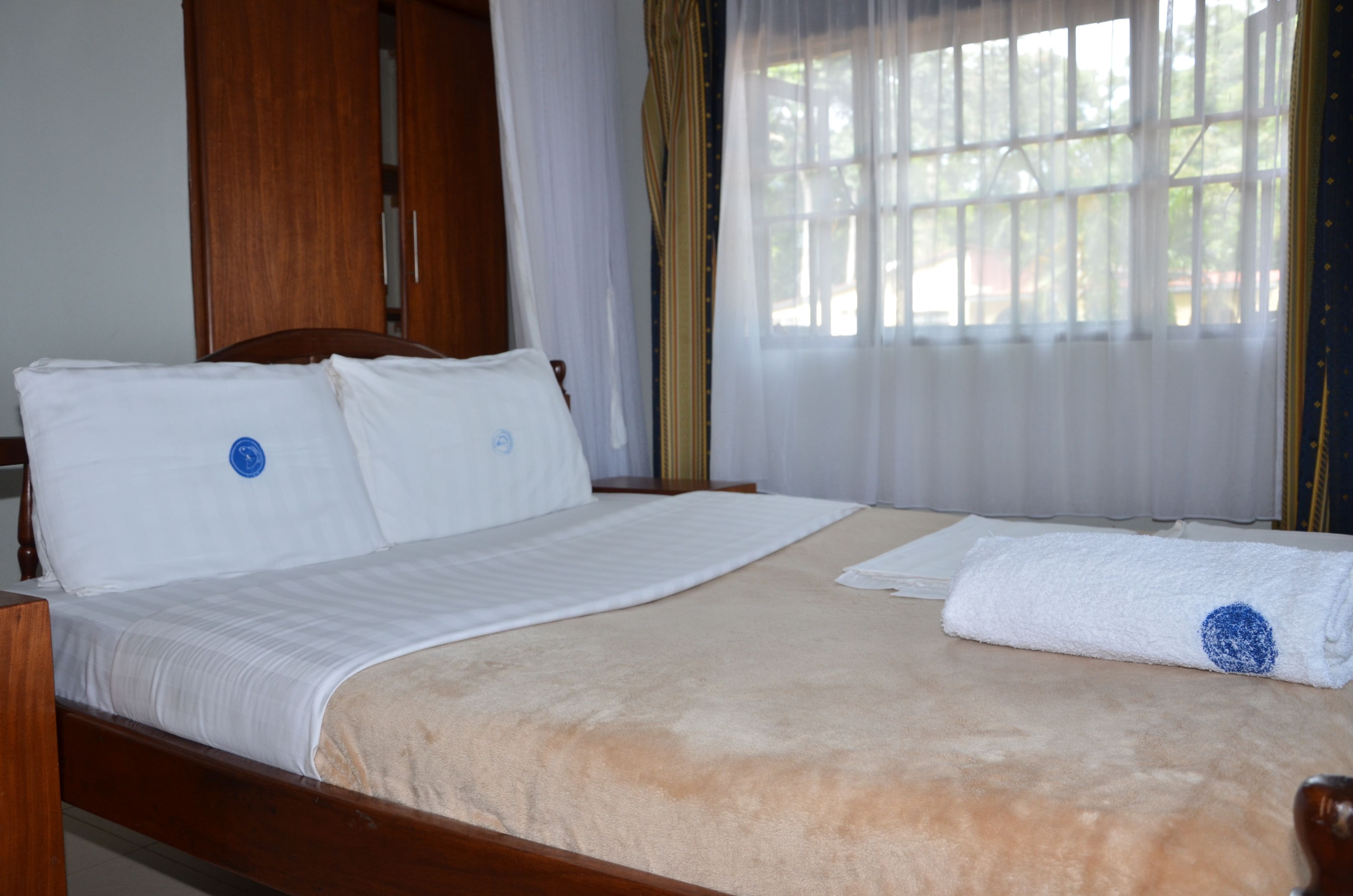 Caja de seguridad en la habitación y escritorio 