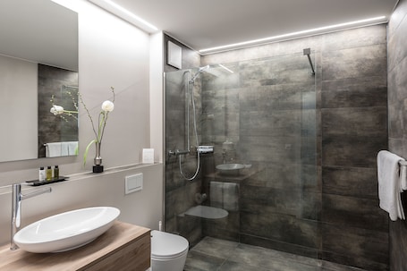 Suite, Garden View | Bathroom | Shower, eco-friendly toiletries, hair dryer, towels. Wolke 4 Guesthouse