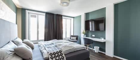 Camera doppia, vista città | Biancheria da letto di alta qualità, una scrivania, postazione laptop