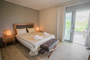 In-room safe, blackout curtains, soundproofing, free cots/infant beds - Zante Suites (Zakynthos)