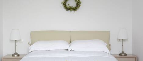 1 多间卧室、客房内保险箱、办公桌、熨斗/熨衣板