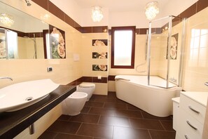 Combined shower/bathtub, hair dryer, bidet, towels - Beautiful Villa in Sardinia (La Caletta)