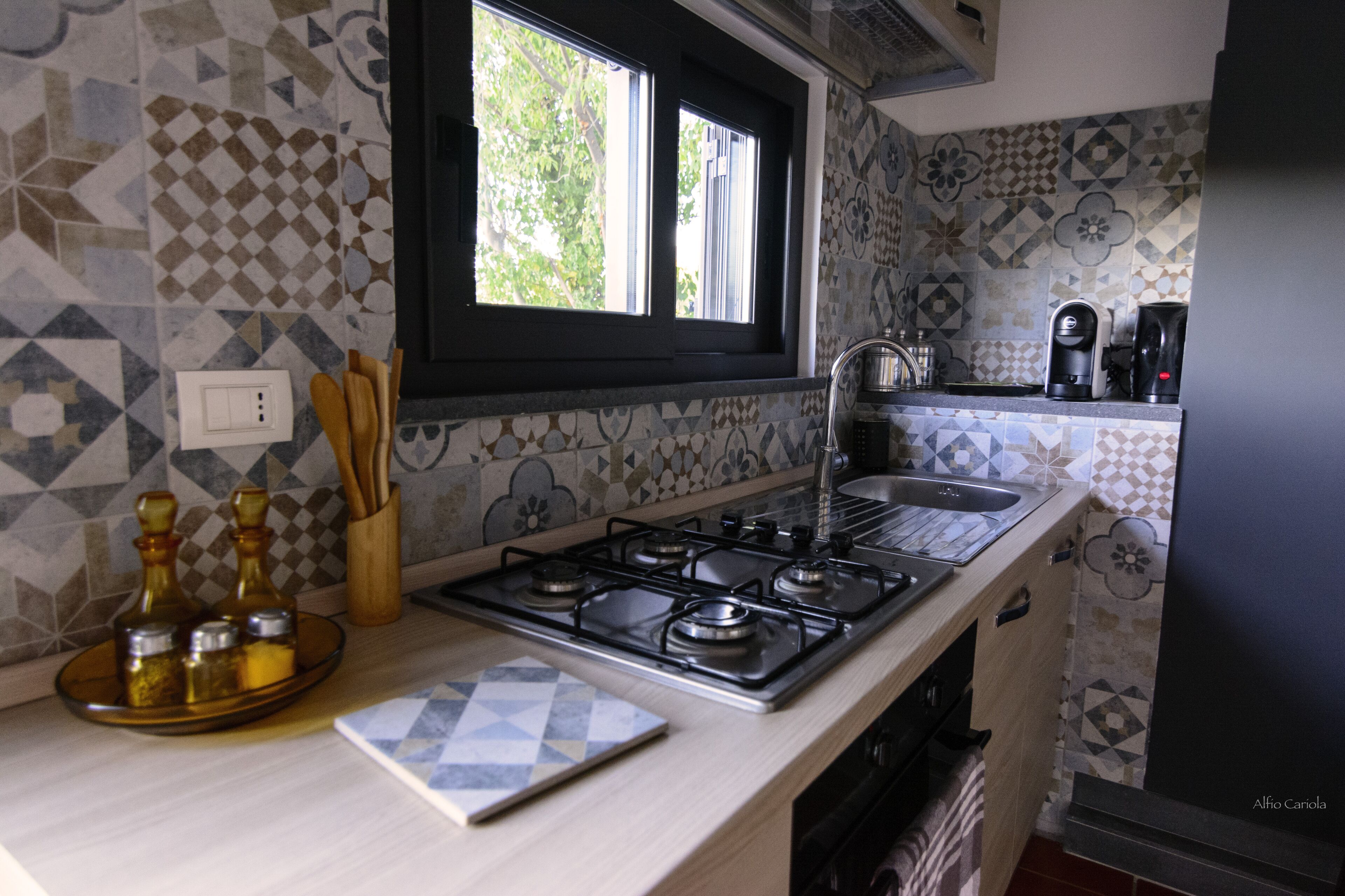 Fridge, oven, stovetop, coffee/tea maker