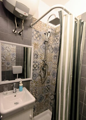 Free toiletries, hair dryer, bathrobes, towels
