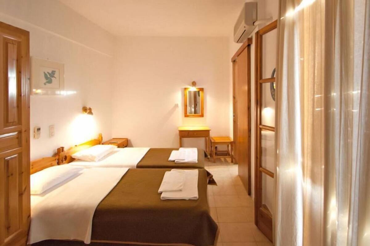 Twin Room | Desk, soundproofing, free cribs/infant beds, free WiFi