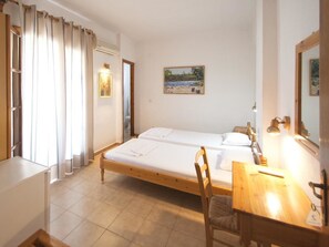 Twin Room | Desk, soundproofing, free cribs/infant beds, free WiFi - Pension Butterfly (Skiathos)