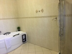 Executive Double Room | Bathroom | Free toiletries, towels, soap, shampoo - Blomsbed Inn (Palapye)