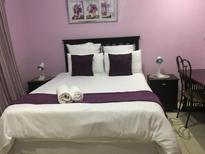 Standard Double Room | Desk, free WiFi, bed sheets - Blomsbed Inn (Palapye)